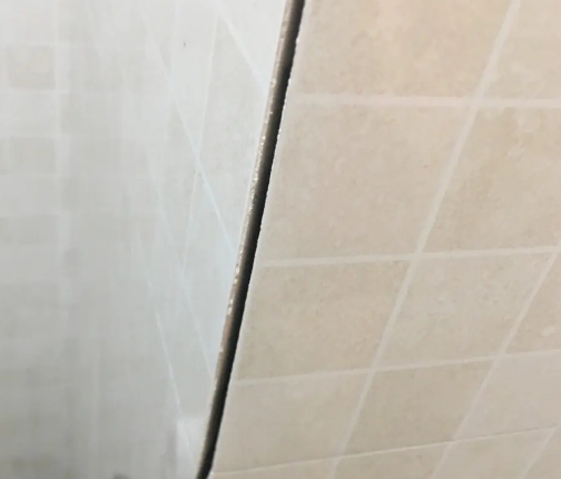 靖西瓷砖空鼓维修公司分享阳台瓷砖脱落的修复过程可以分为以下几个步骤