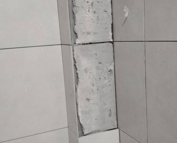 靖西瓷砖空鼓维修公司分享下瓷砖施工前基层浇水润湿程度不足，可能导致以下问题